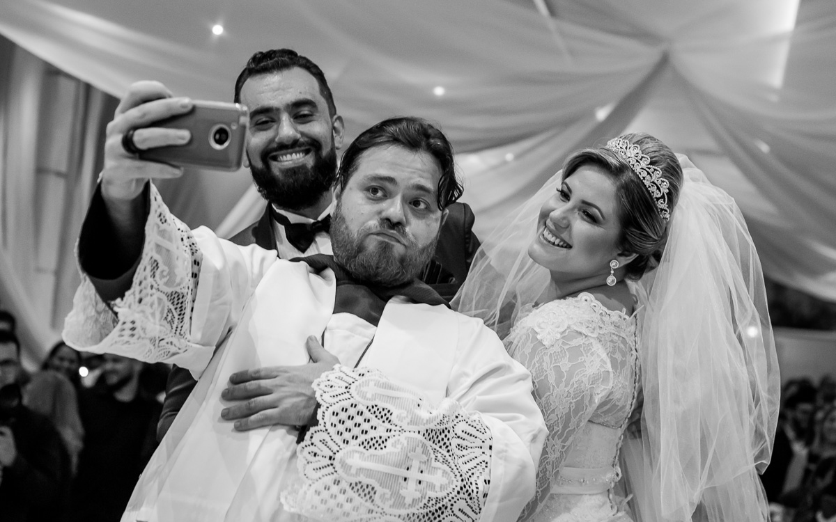 Padre Lucas é uma figura a parte nesse casamento tão especial e único no Villa Borguese II