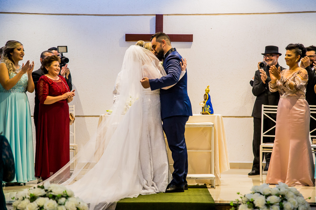 Beijo dos noivos no Villa Borguese II