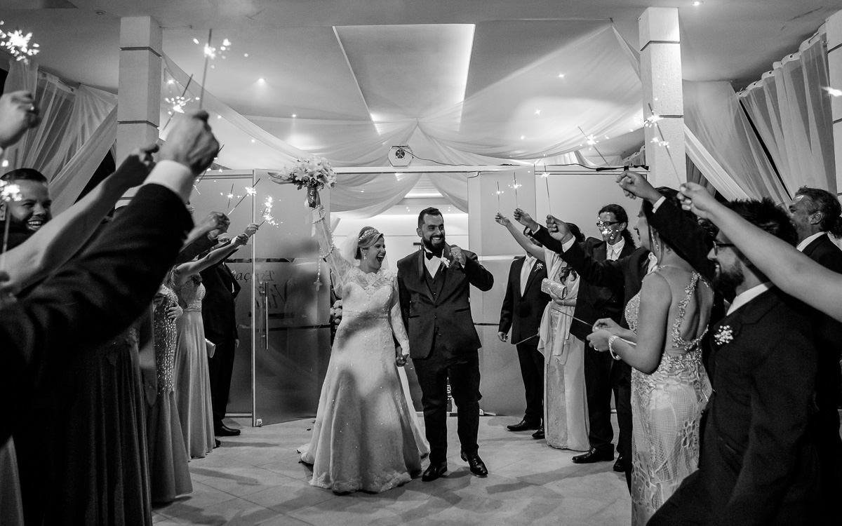 Saida dos noivos no casamento do Villa Borguese II