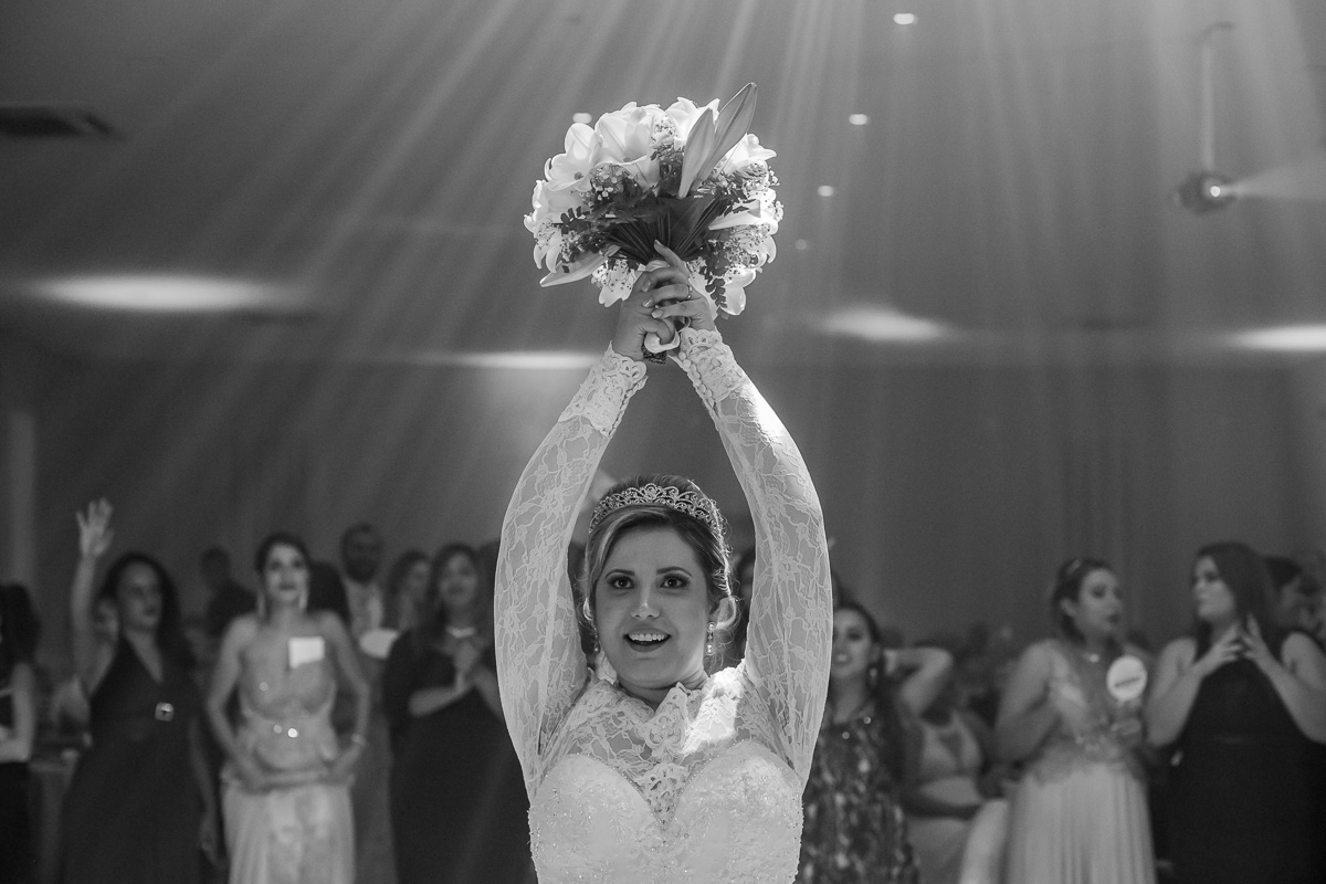 Momento do Buque no casamento lindo da Bruna e do Thiago no Villa Borguese II