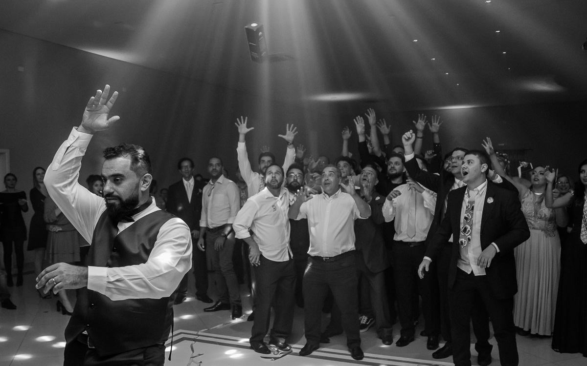 Noivo Thiago animando a galera na festa de seu casamento no Villa Borguese II