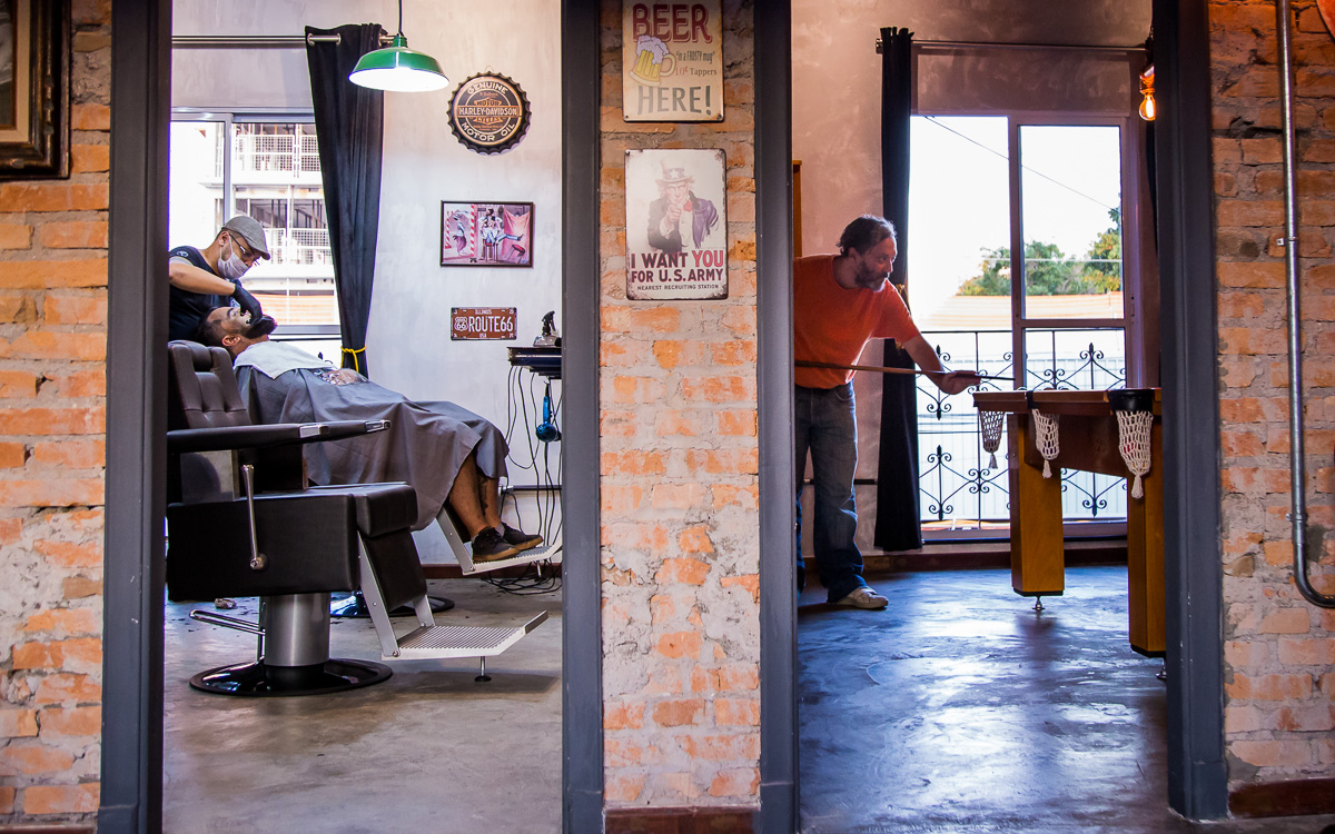 Noivo fazendo making of na barbearia e depois vai para o casamento no Villa Borguese II