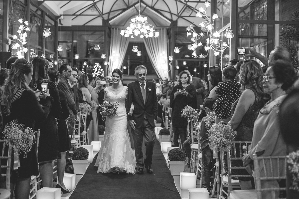Entrada da Noiva Larissa no casamento registrado pela Amazing Fotografia no Espaço Villa Valentim