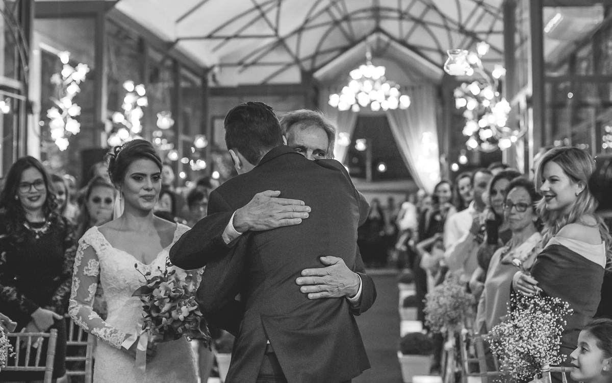 Noivo recebendo o Abraço do sogro no Espaço Villa Valentim