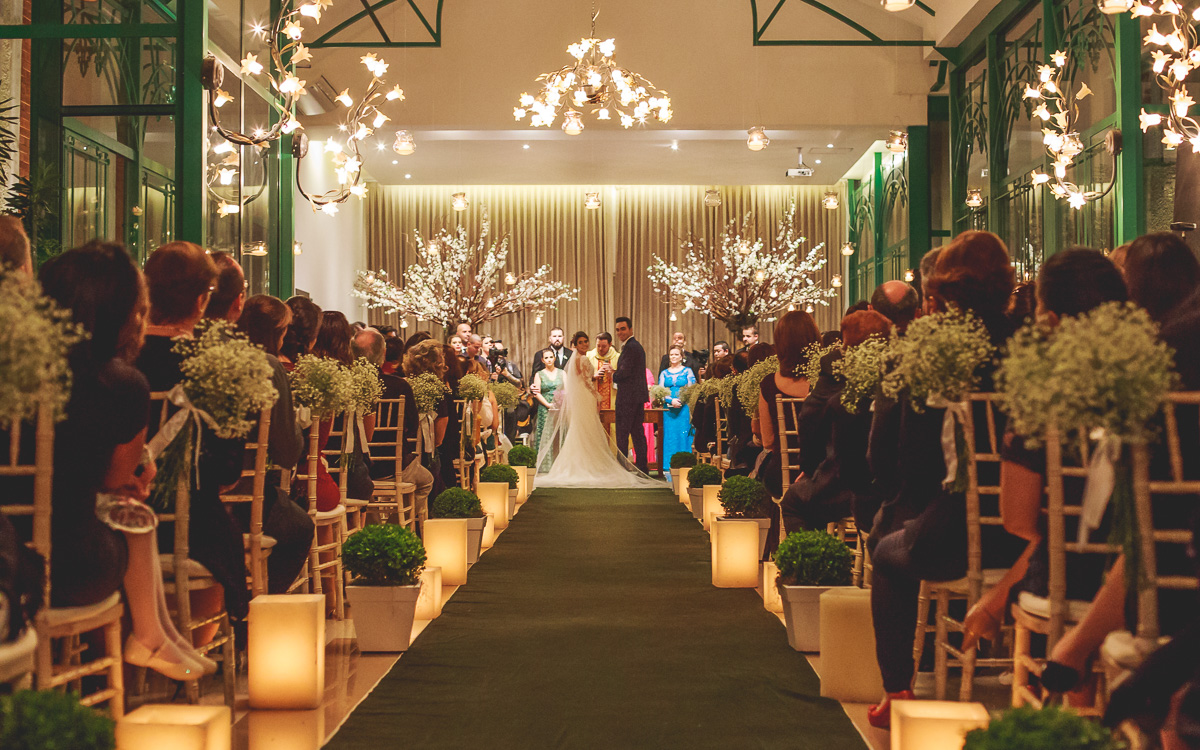 Padre pedindo para os noivos olharem seus convidados no casamento no Espaço Villa Valentim