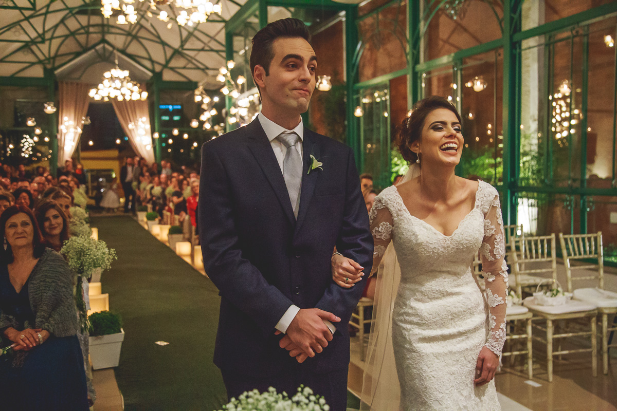 Padre Lucas descontraindo o casamento da Larissa e do Alan no Espaço Villa Valentim