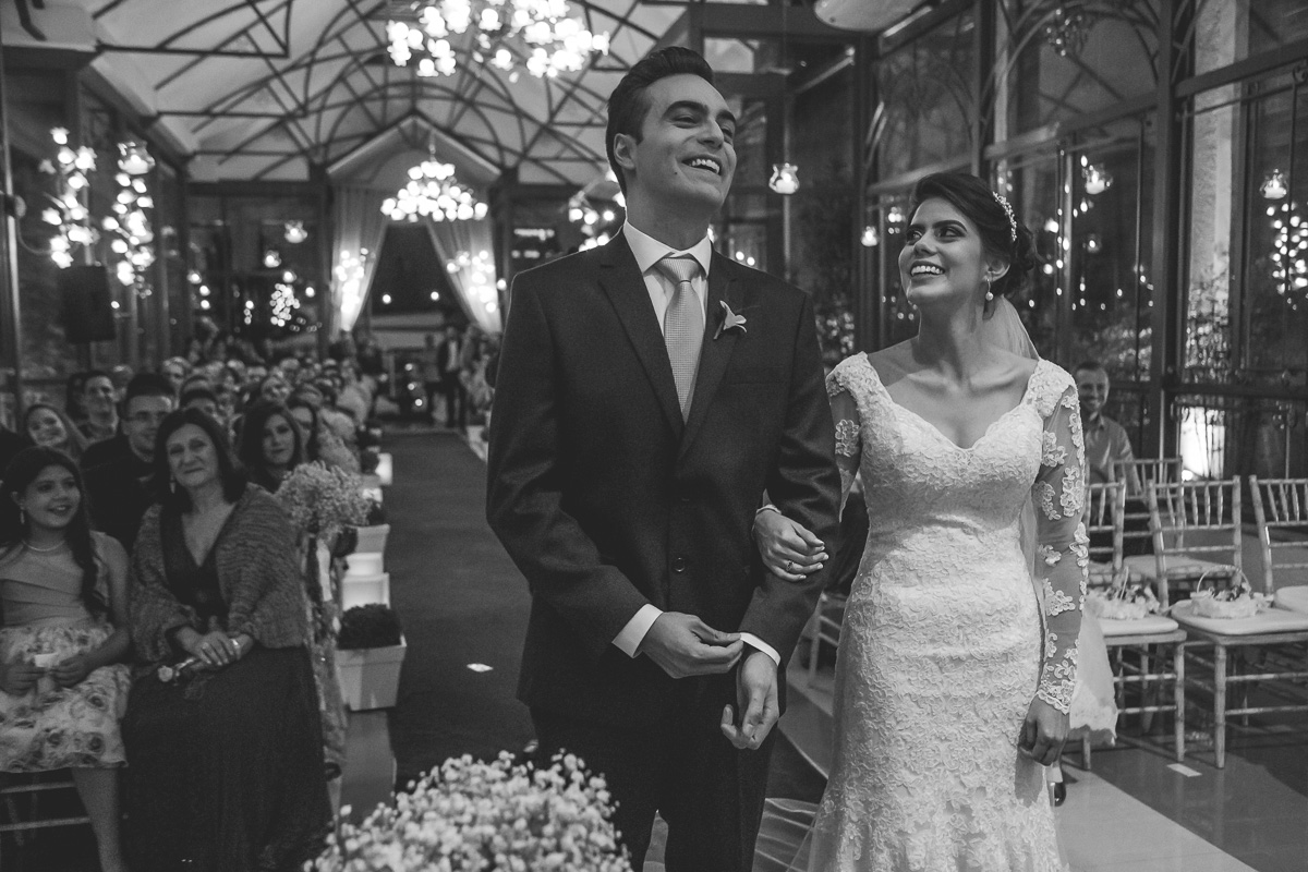 Padre Lucas divertindo o casal no casamento da Larissa e do Alan