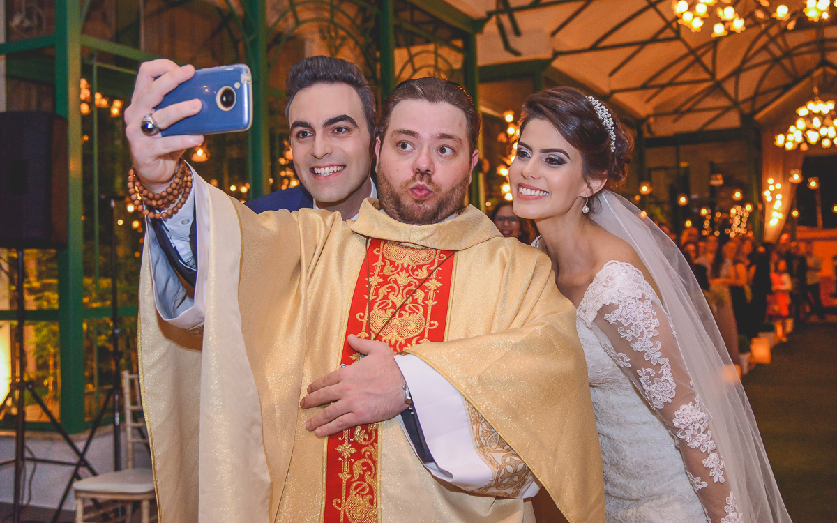 Padre Lucas com as selfies no Espaço Villa Valentim