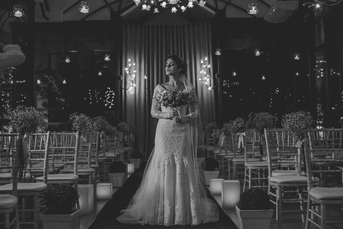 Noiva linda sendo registrada pela Amazing Fotografia no Espaço Villa Valentim