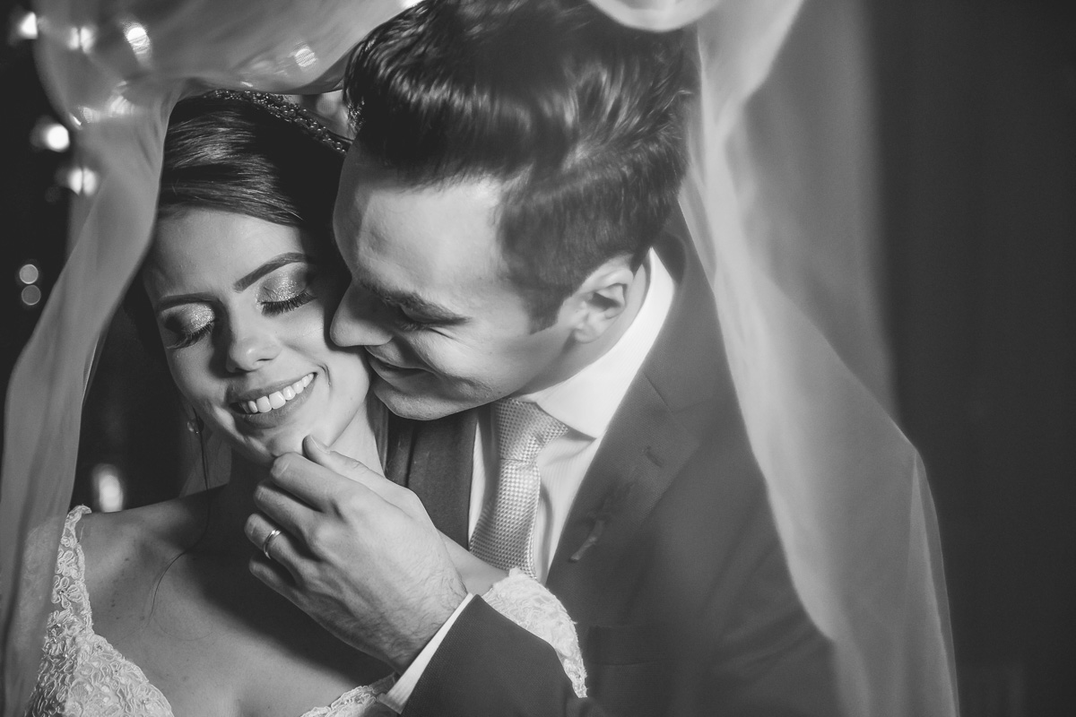 Amazing Fotografia registrando o casamento da Larissa e do Alan no Espaço Villa Valentim