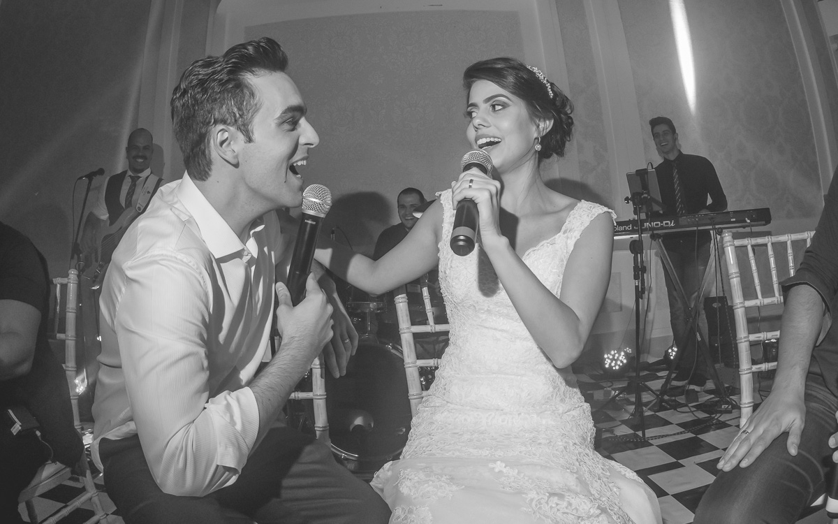 Noivos cantando no casamento no Espaço Villa Valentim
