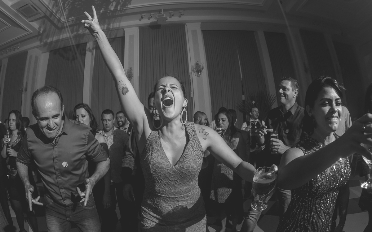 Convidada animada na balada do casamento da Larissa e do Alan no Espaço Villa Valentim