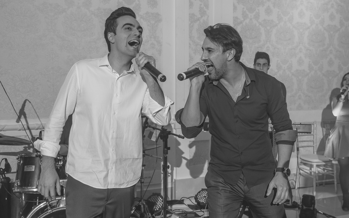 Noivo cantando no casamento no Espaço Villa Valentim