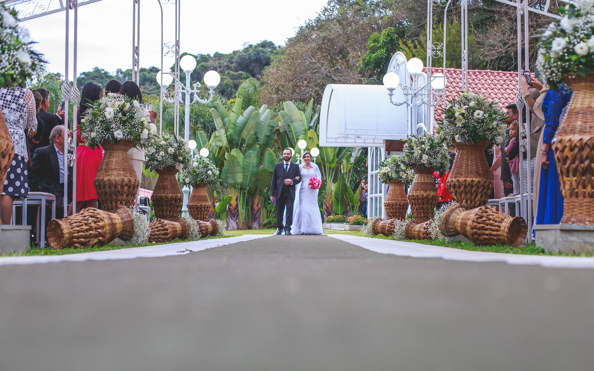 Entrada da Noiva Alessandra no Casamento no Buffet Ravena Gardem