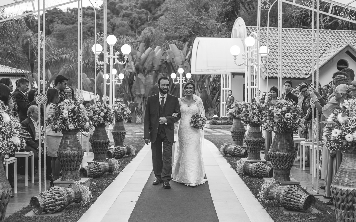 Entrada da Noiva Alessandra no Casamento no Buffet Ravena Gardem