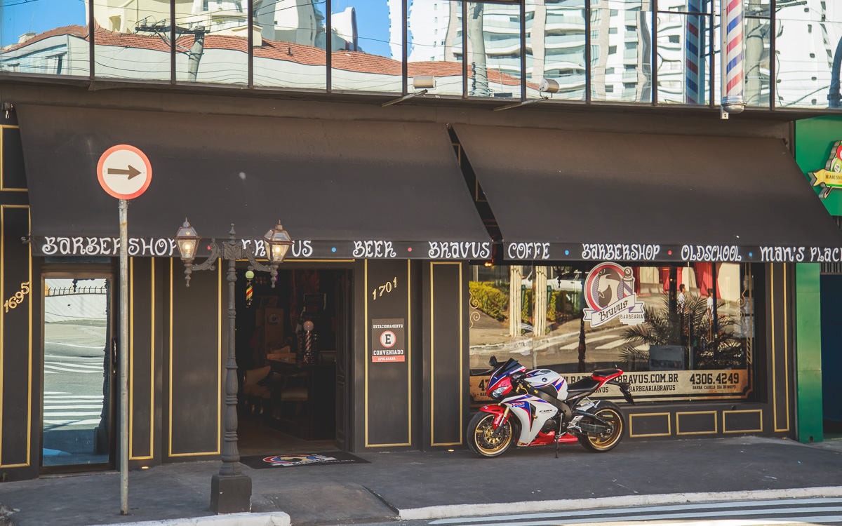 Noivo Jonatas fazendo o Making Of na barberia