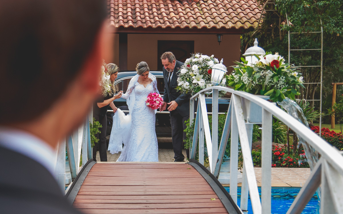 Entrada da Noiva Alessandra no Casamento no Buffet Ravena Gardem