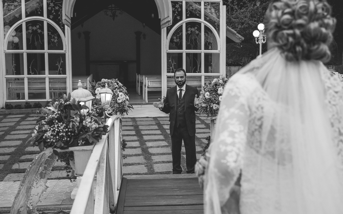 Entrada da Noiva Alessandra no Casamento no Buffet Ravena Gardem