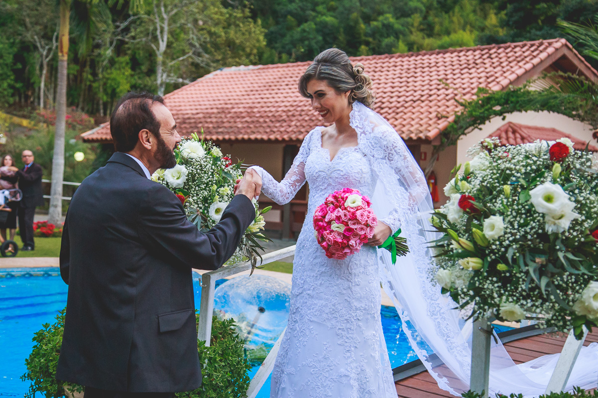Entrada da Noiva Alessandra no Casamento no Buffet Ravena Gardem