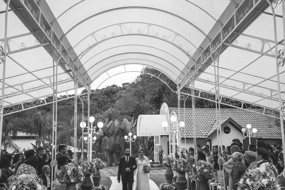 Entrada da Noiva Alessandra no Casamento no Buffet Ravena Gardem