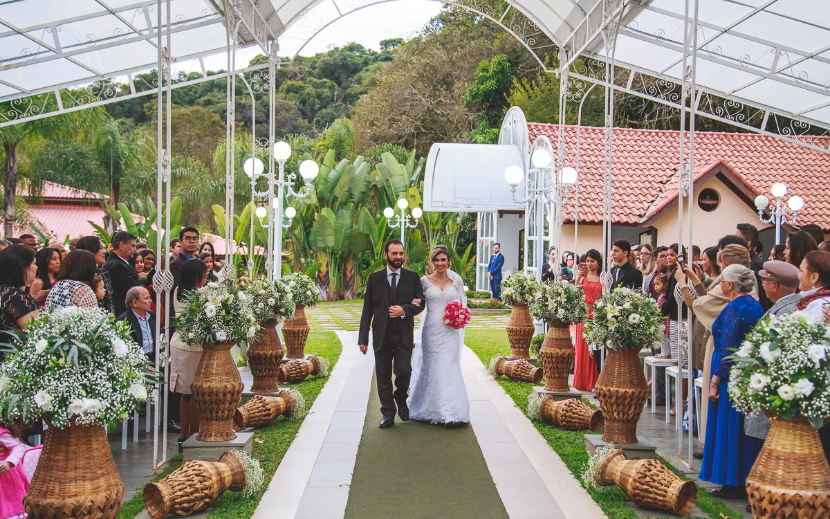 Entrada da Noiva Alessandra no Casamento no Buffet Ravena Gardem