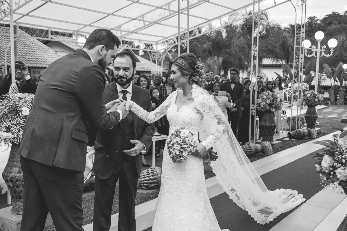 Entrada da Noiva Alessandra no Casamento no Buffet Ravena Gardem