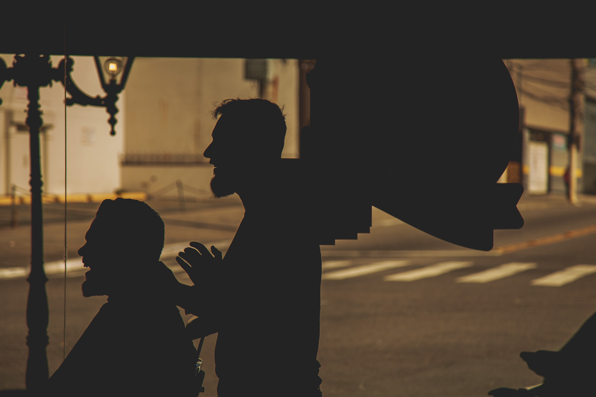 Imagem de contra luz do noivo Jonatas