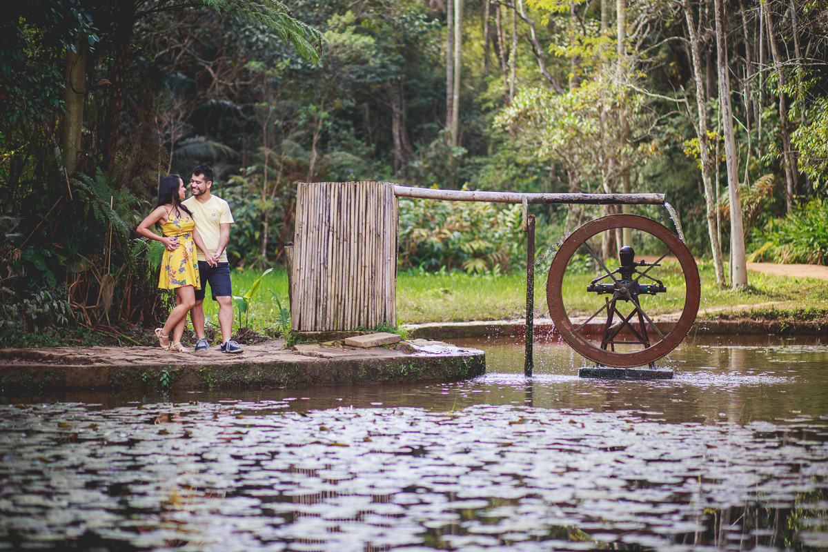Casal sendo fotografado pela Amazing Fotografia