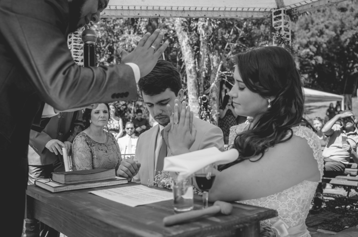 Oração do casamento da Tamires e do Felipe no Espaço Natureza