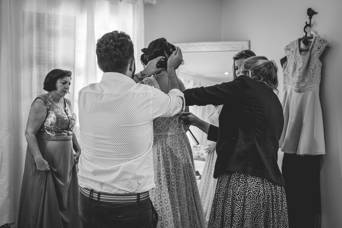 Mae Arrumando a noiva Tamires no Espaço Natureza