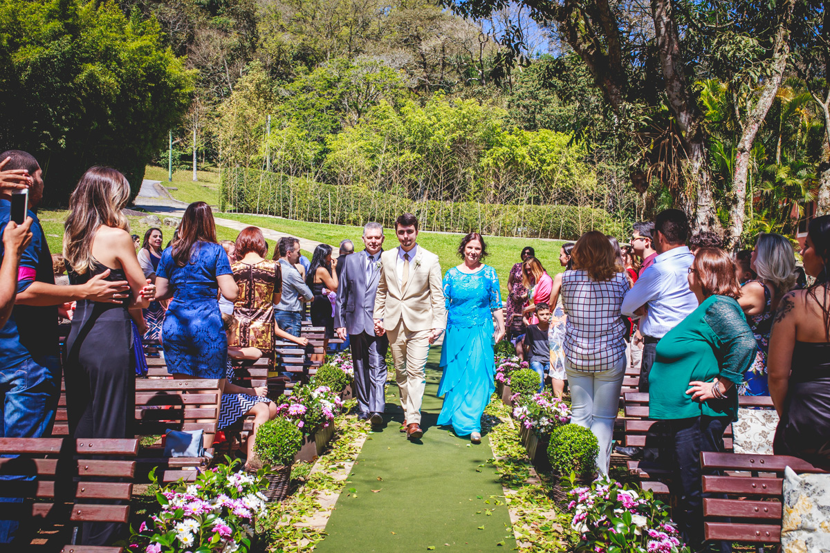Entrada do noivo Felipe no Espaço Natureza junto com os pais