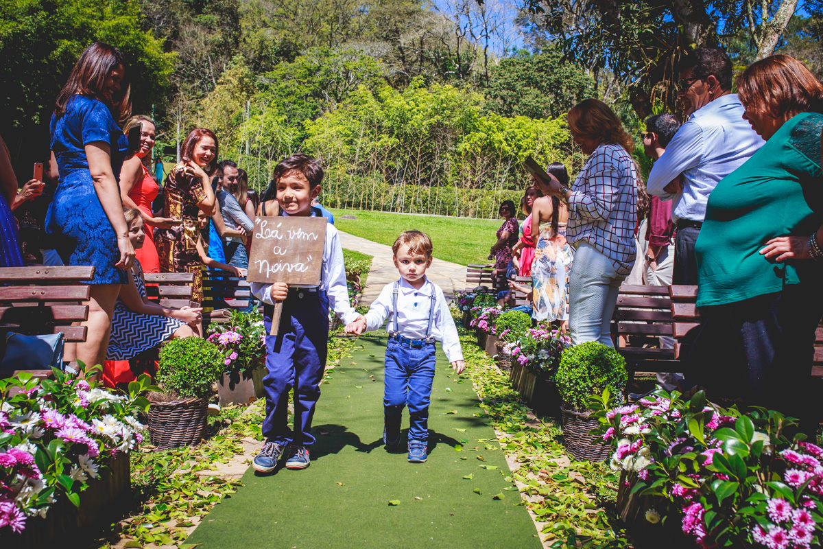 Entrada dos pajens do casamento Tamires e Felipe no Espaço Natureza