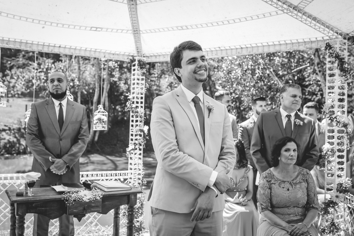 Noivo Felipe esperando a noiva no Espaço Natureza