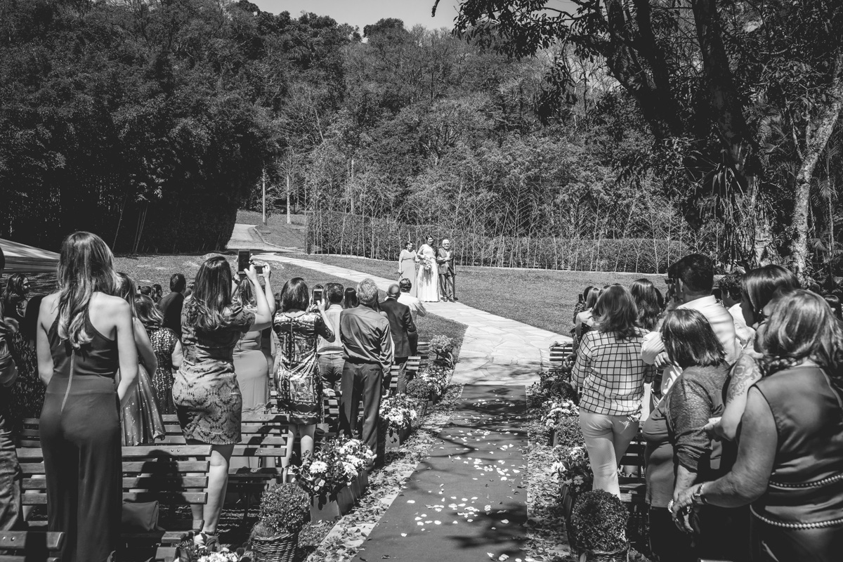 Entrada da noiva Espaço Natureza juntamente com seus pais