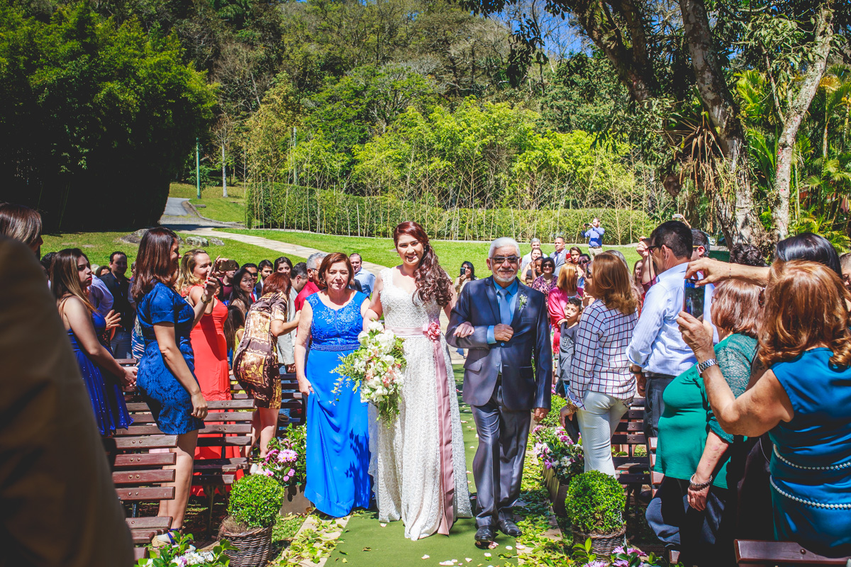 Noiva Tamires entrando no Espaço Natureza