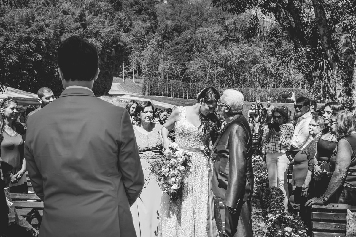 Beijo do pai da noiva no Espaço Natureza