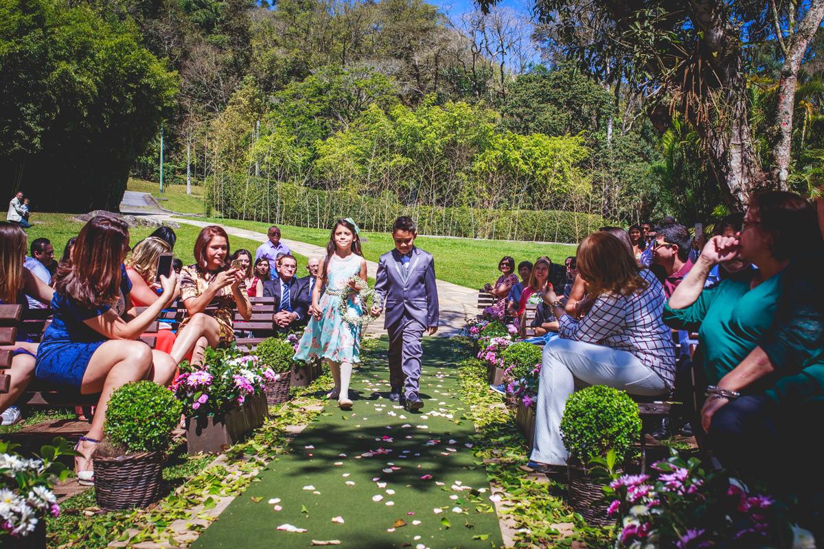 Entrada das alianças dos noivos no Espaço Natureza