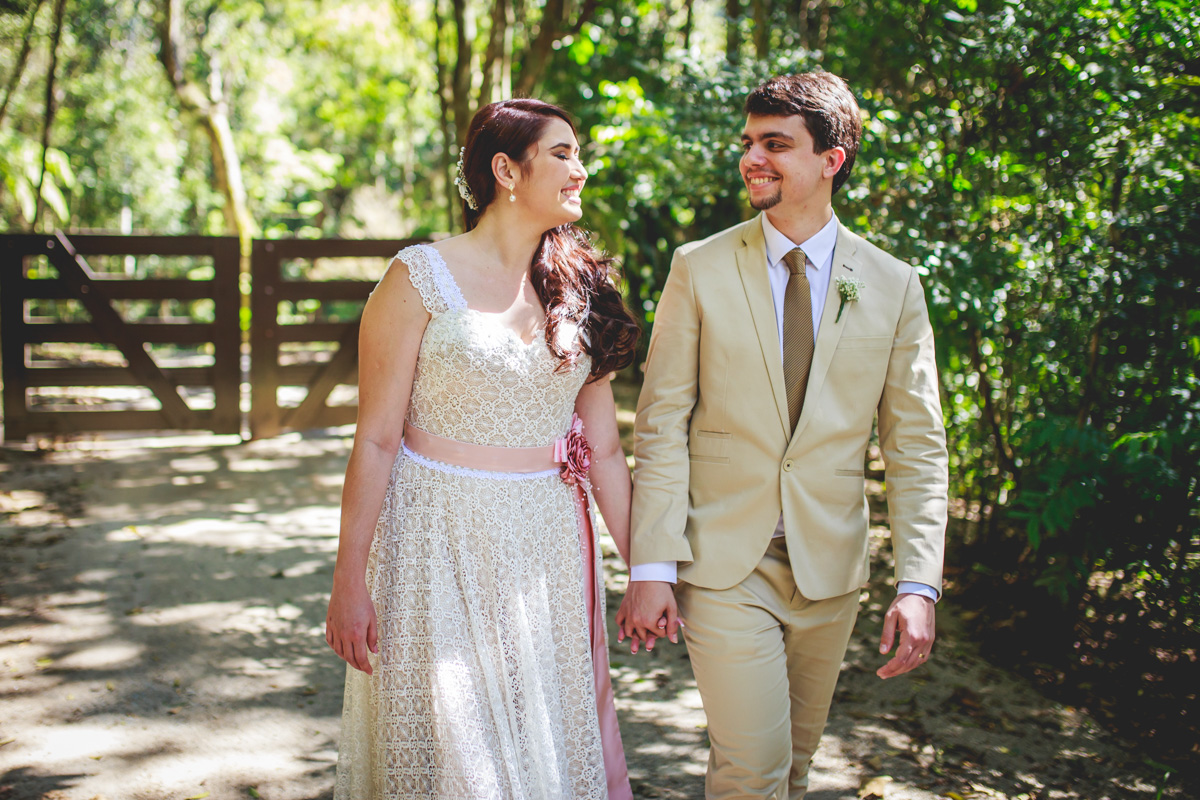 Noivos caminhando no Espaço Natureza