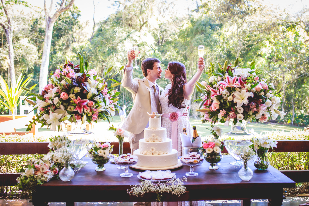 Brinde dos noivos Tamires e Felipe no Espaço Natureza