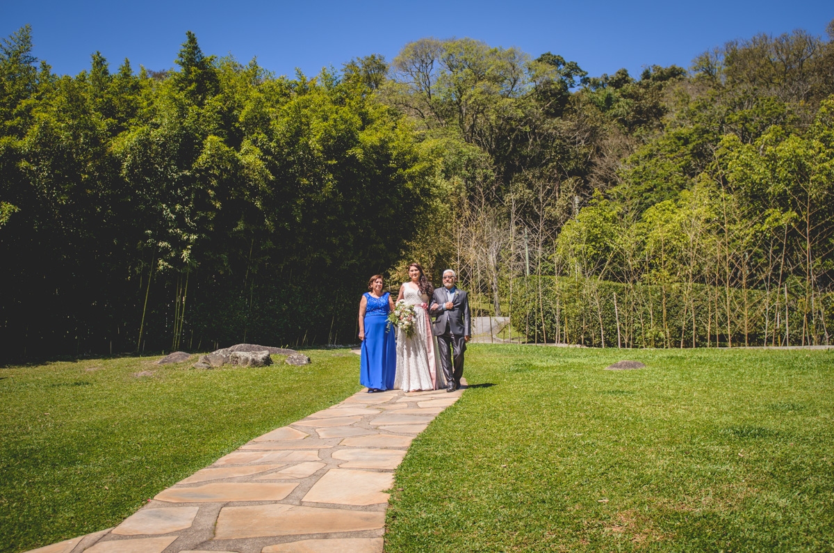 Entrada da noiva Tamires com os pais no Espaço Natureza