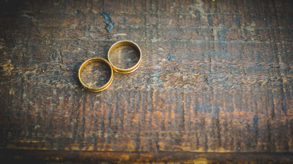 Fotos das alianças dos Noivos Tamires e Felipe no Espaço Natureza