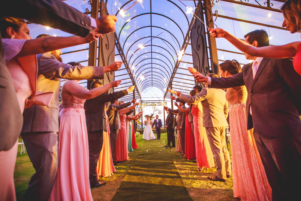 Saída dos Noivos Larissa e Augusto no no Villa Sansu