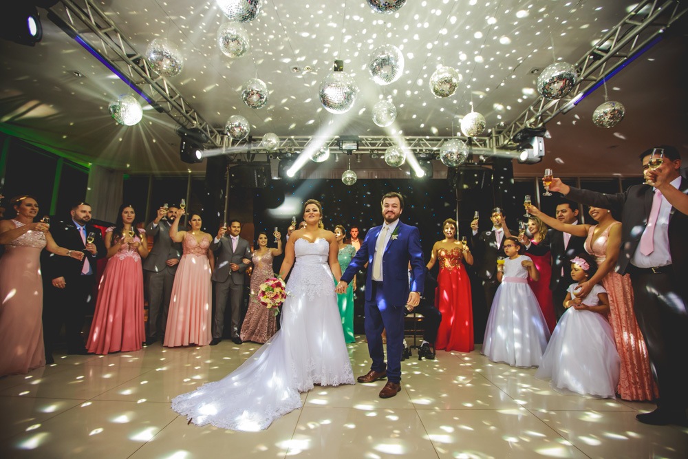 Entrada dos noivos Larissa e Augusto no no Villa Sansu