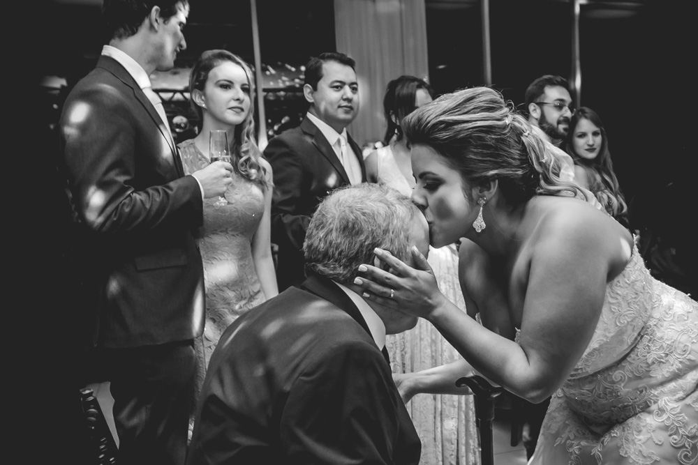 Beijo emocionado da noiva no pai no no Villa Sansu