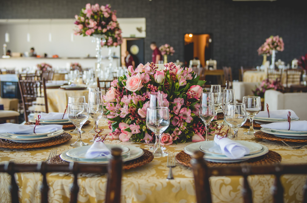 Decoração mesa convidados no do Villa Sansu  no Casamento da Larissa e do Auguto