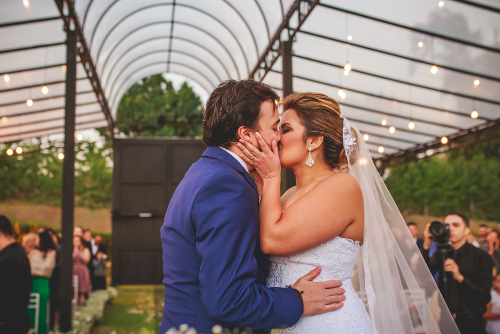 Beijo dos noivos no no Villa Sansu