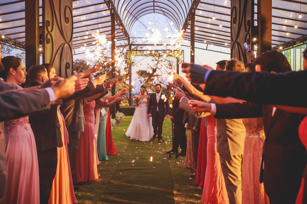 Saída dos noivos com fogos no no Villa Sansu