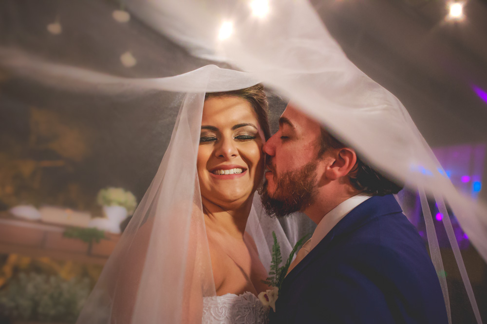 Fotografia no véu dos noivos Larissa e Augusto no no Villa Sansu