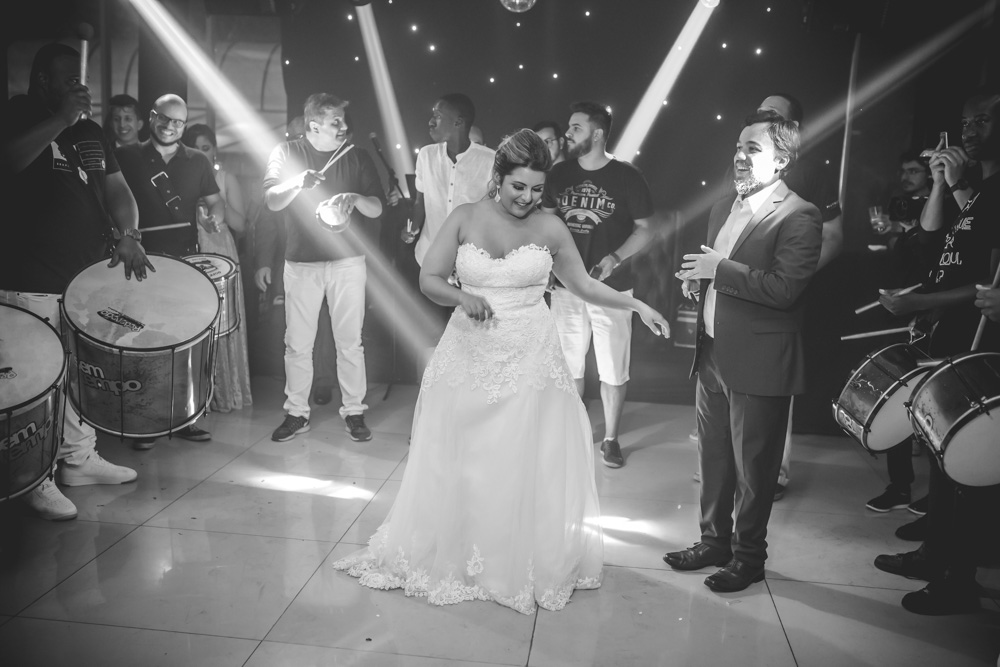 Noiva se divertindo no no Villa Sansu