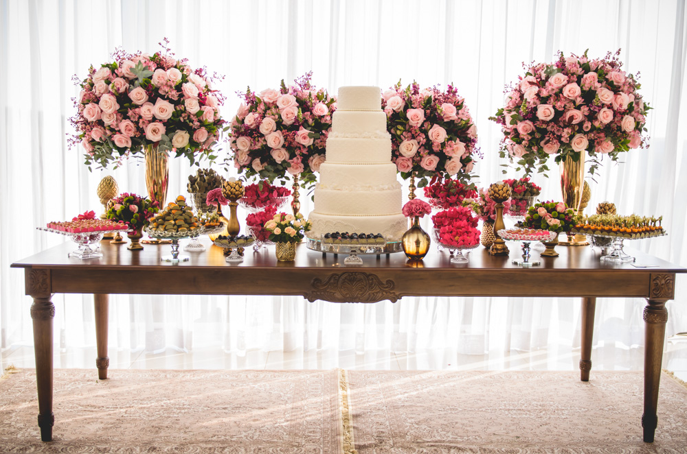 Mesa do bolo do Villa Sansu  Casamento da Larissa e do Augusto